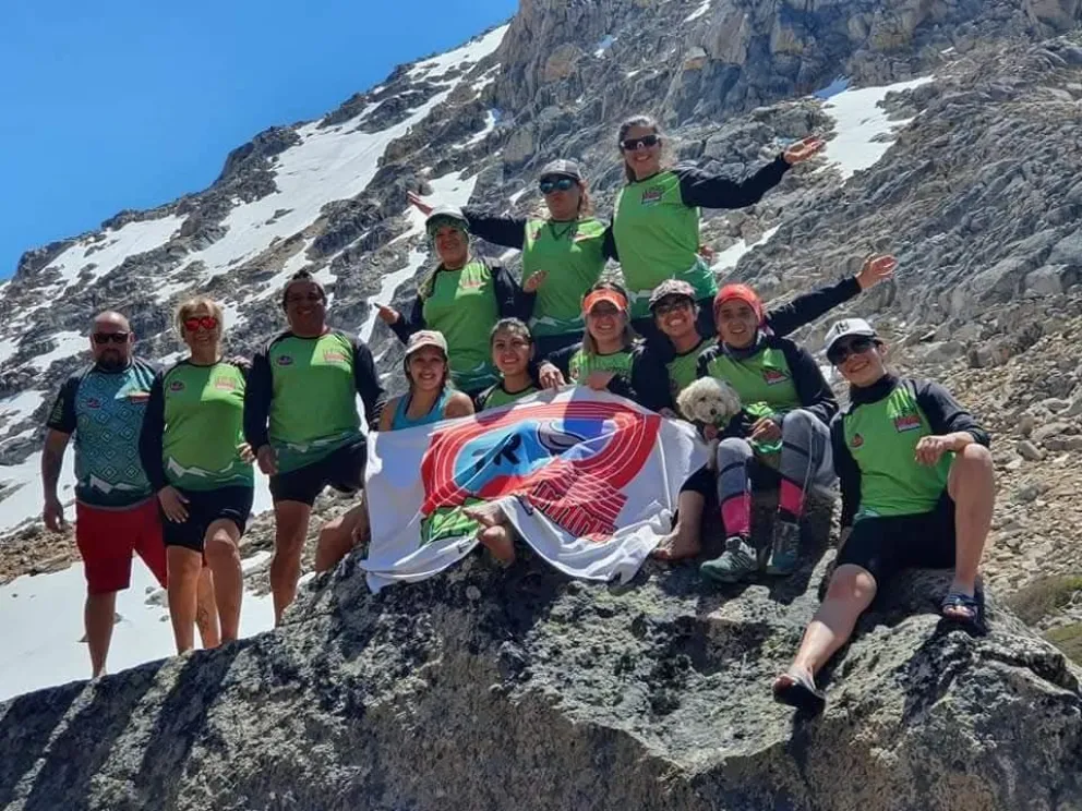El equipo está conformado por más de cincuenta deportistas de diversos barrios de la ciudad.