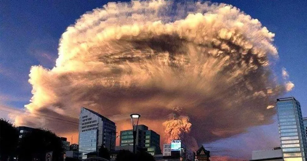No es inteligencia artificial. Es una imagen de la explosión del Calbuco el 22 de abril de 2015, tomada desde Puerto Montt, a unos 30 km al suroeste del volcán. Foto de Keraunos ob,  publicada en el blog Earth of Fire  por Bernard Duyck.