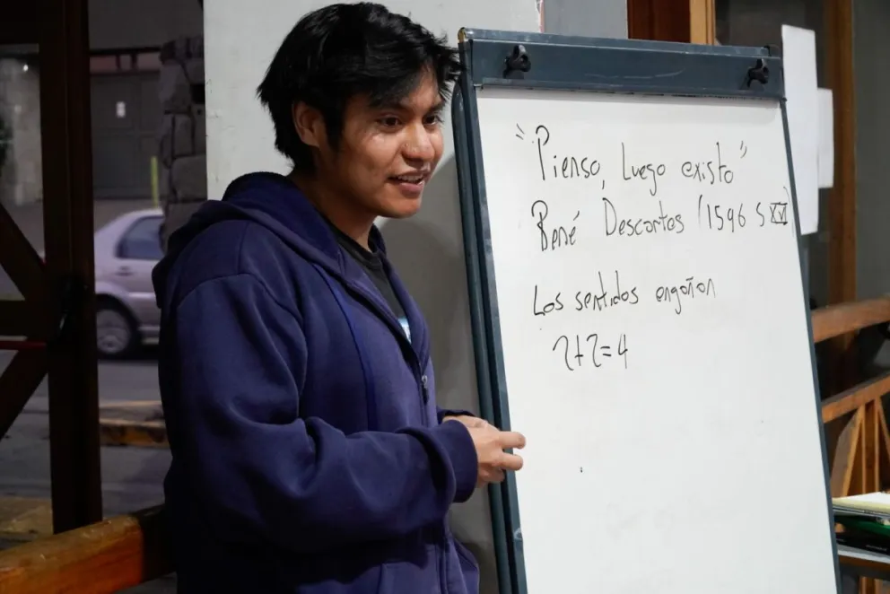 Enseñando filosofía en el Puerto San Carlos (fotos: Facundo Pardo).