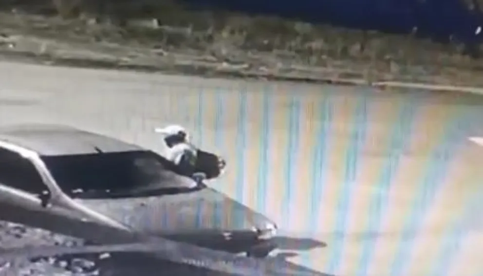 Intentó forzar un auto y robar elementos pero lo estaban filmando las cámaras de seguridad. 