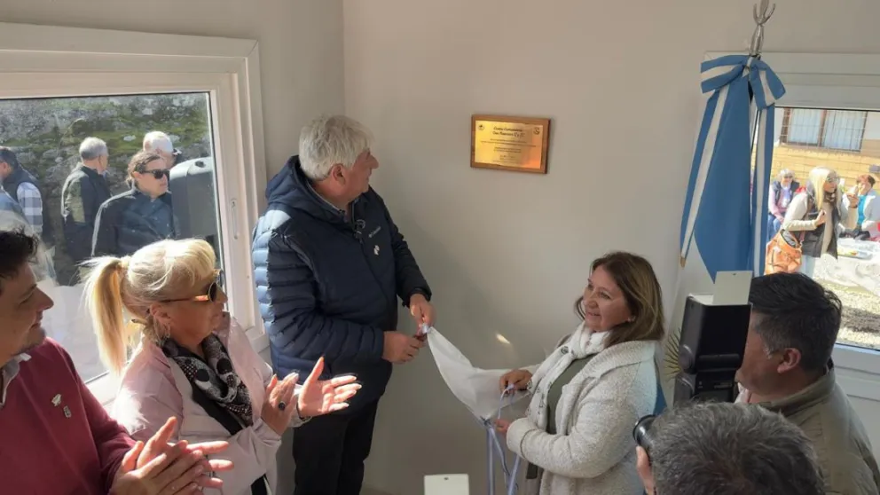 Este martes, el intendente Walter Cortés dejó inaugurado el Centro Comunitario , con presencia del gobernador Alberto Weretilneck.