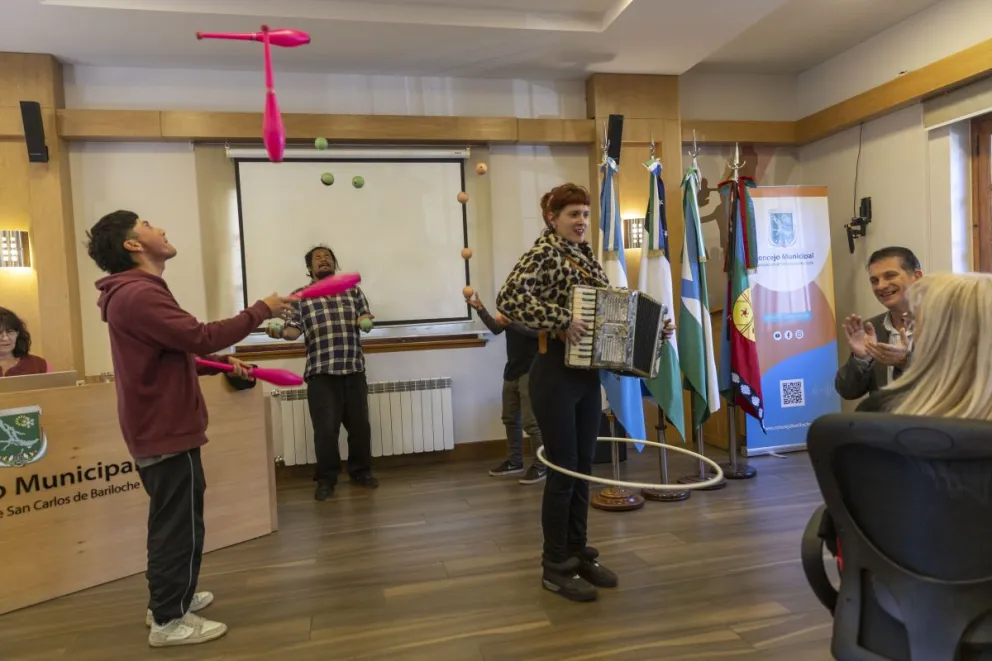Un reclamo que lleva dos meses: volver a las esquinas para dejar de “hacer malabares” para subsistir. Fotos: Eugenia Neme