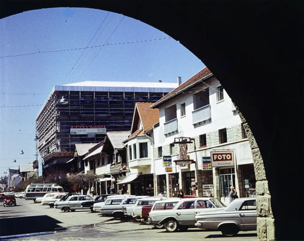 La primera cuadra de la Mitre desde las arcadas del Centro Cívico. Foto que subió Juan Cruz Davalle Gerkelis en la página de FB Historias de Bariloche y la Patagonia.