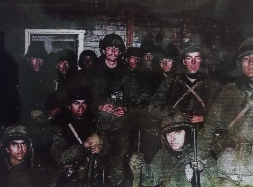 Alejandro Ceballos (está arrodillado, a la derecha de la imagen) junto a sus compañeros, en Malvinas (fotos gentileza).