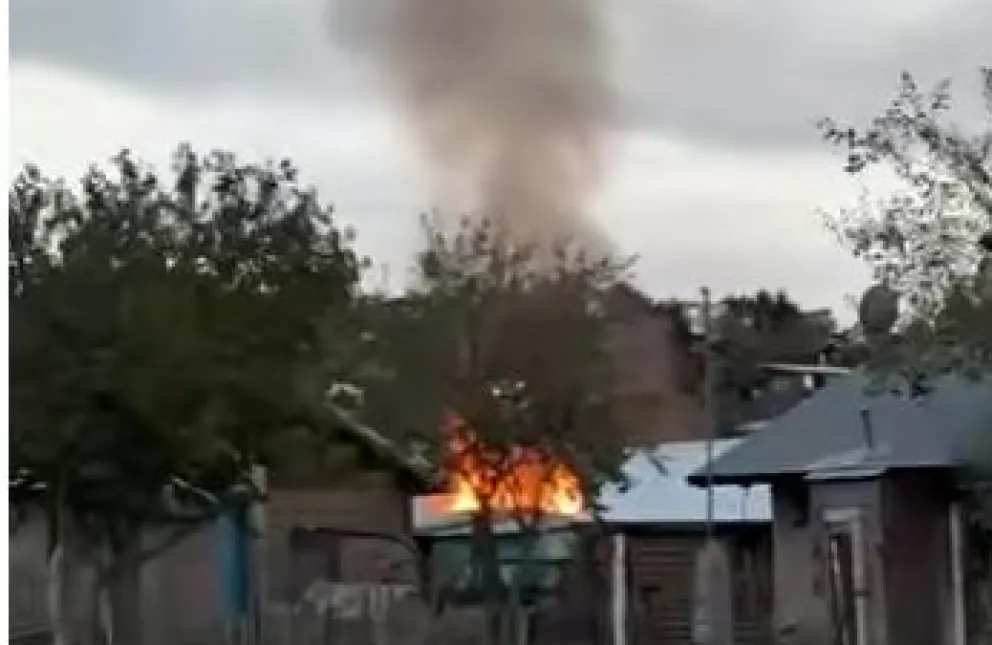 El fuego tomó una vivienda del barrio Nahuel Hue. 