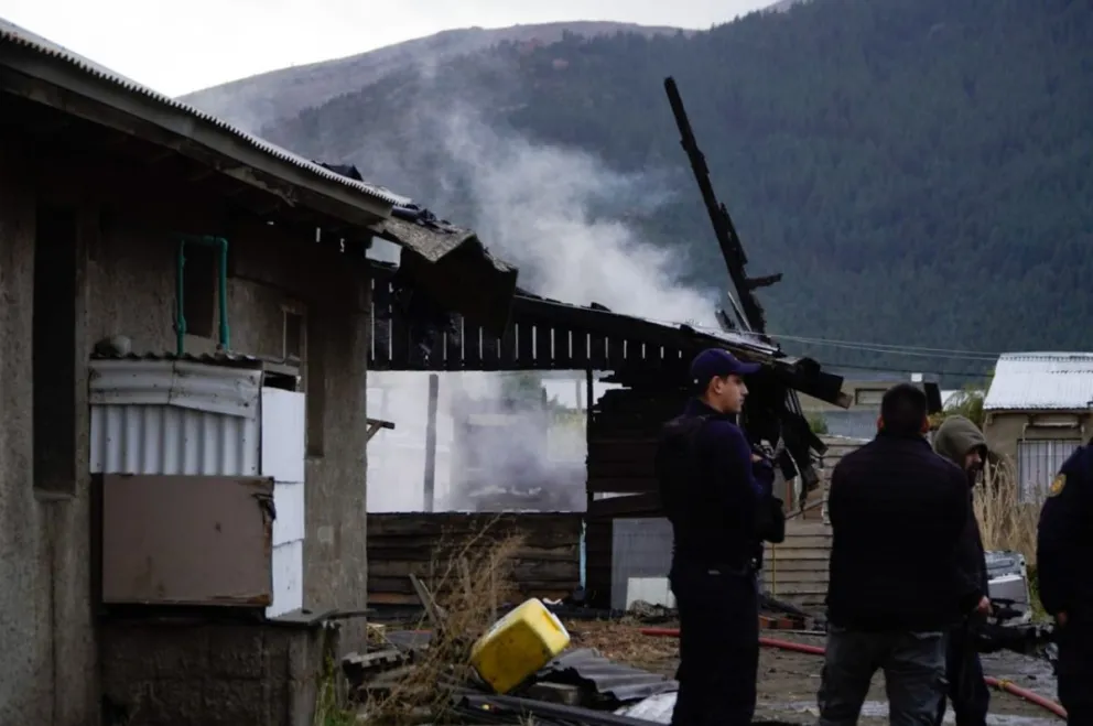 El fuego tomó una vivienda del barrio Nahuel Hue. Foto; Facundo Pardo 