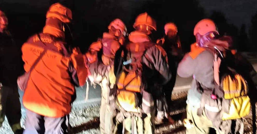 Uno de los momentos del operativo de rescate por el pequeño accidentado. 