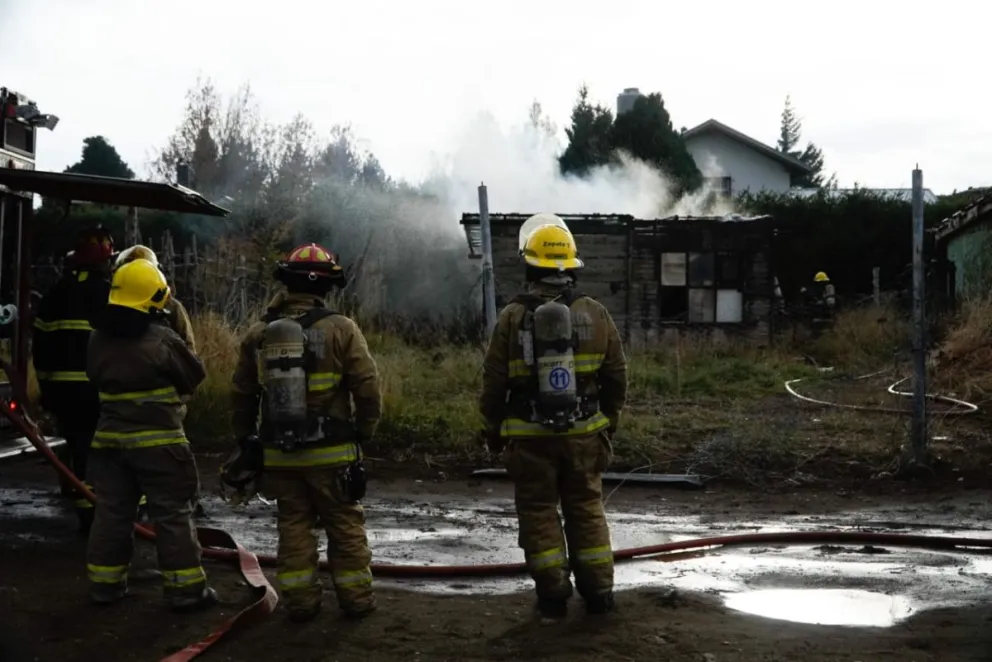 Rápido accionar para extinguir incendio en una casilla del Alto de Bariloche. Fotos: Facundo Pardo.