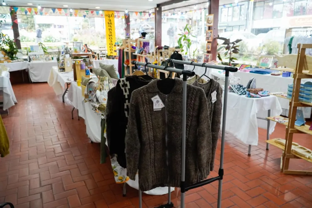 En el centro barilochense pueden encontrarse productos diversos de emprendedoras de la ciudad y la zona (fotos: Facundo Pardo).