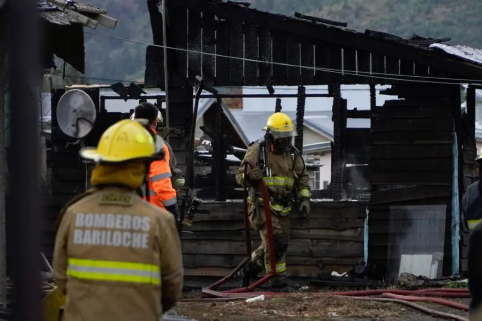 El fuego tomó una vivienda del barrio Nahuel Hue. Foto; Facundo Pardo 