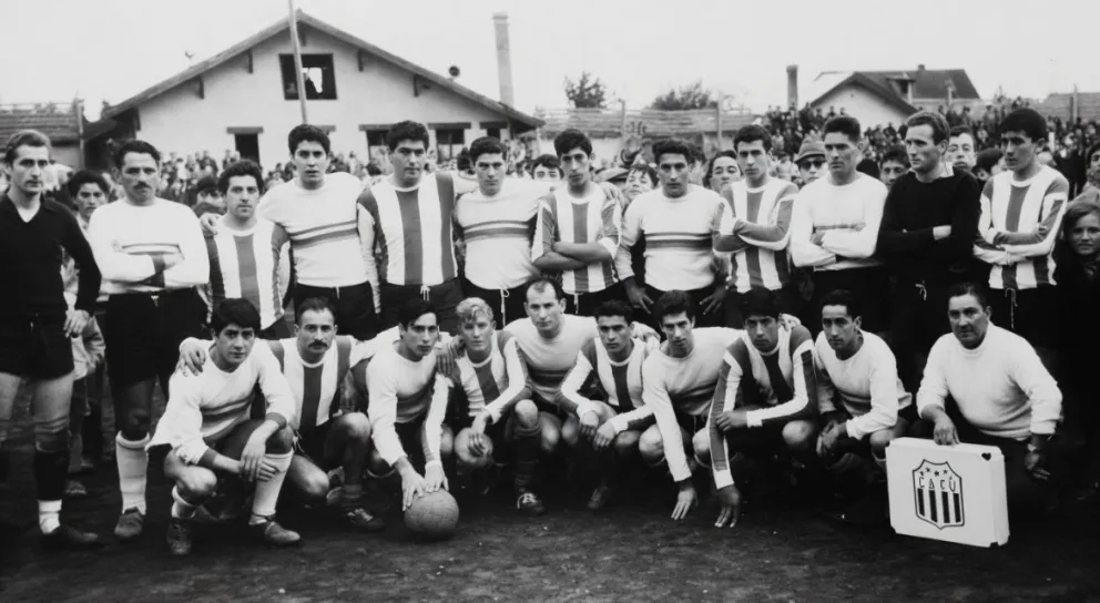 Foto en el Estadio Municipal, con mucha gente de fondo. Estudiantes Unidos. Tito Herrera, Bernabé, Cacho Herrera, Osorio, Pozas, Tacul, Acebey, El Chivo Engraff, Omar Osorio.