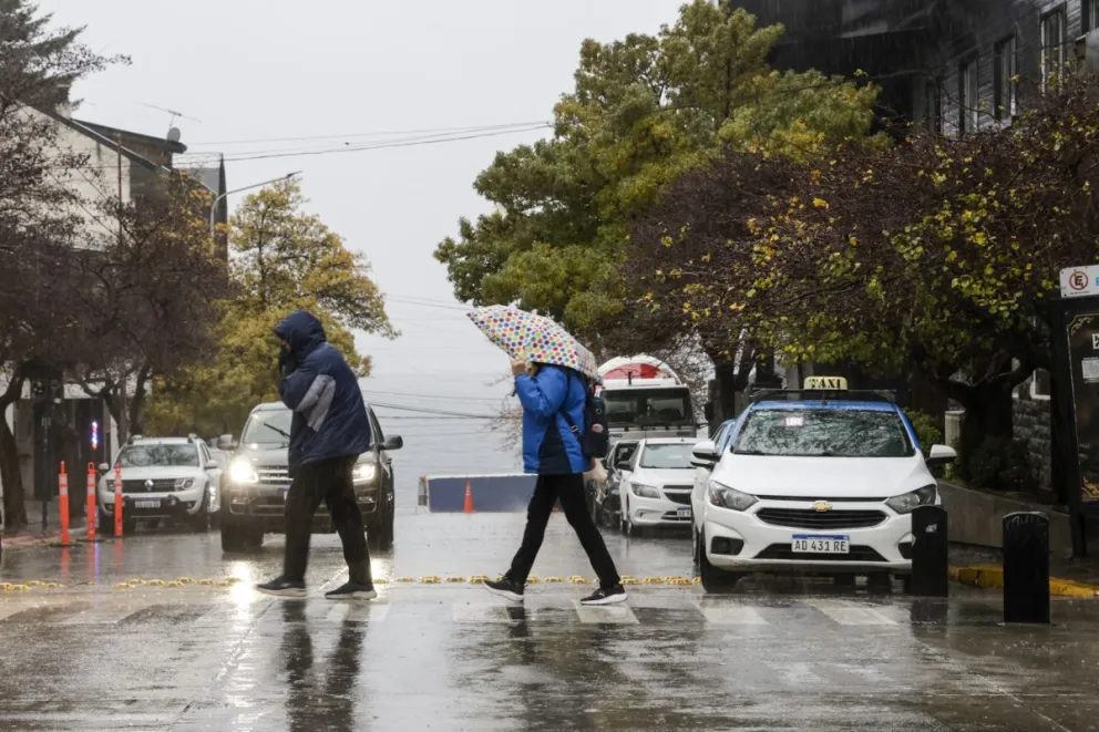 Llueve torrencialmente sobre la ciudad. Imagen ilustrativa de Facundo Pardo.