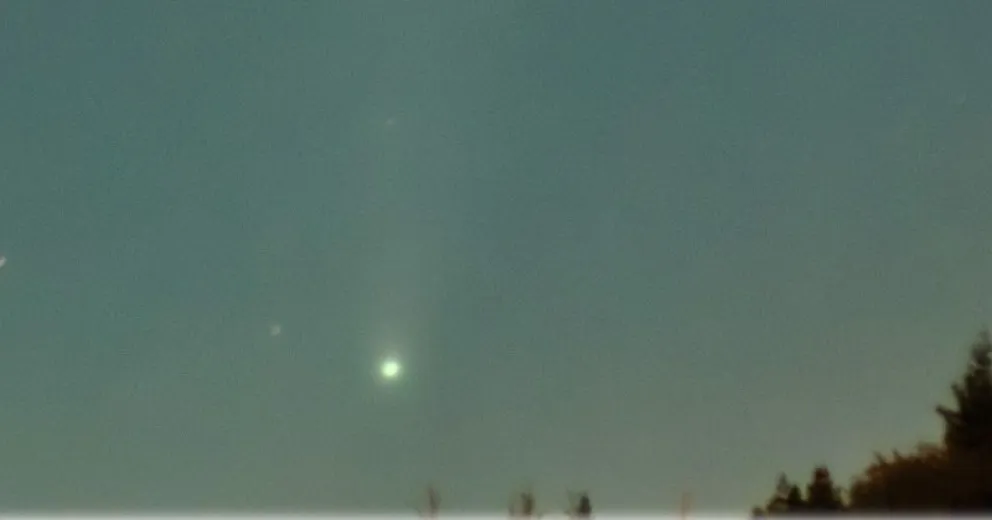 Tiene una tonalidad verdosa y se podrá seguir observando su paso.