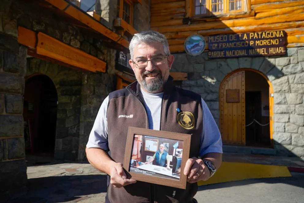 El director del Museo de la Patagonia, Eduardo Pérez, sosteniendo una imagen de Américo, su papá. Fotos: Facundo Pardo.