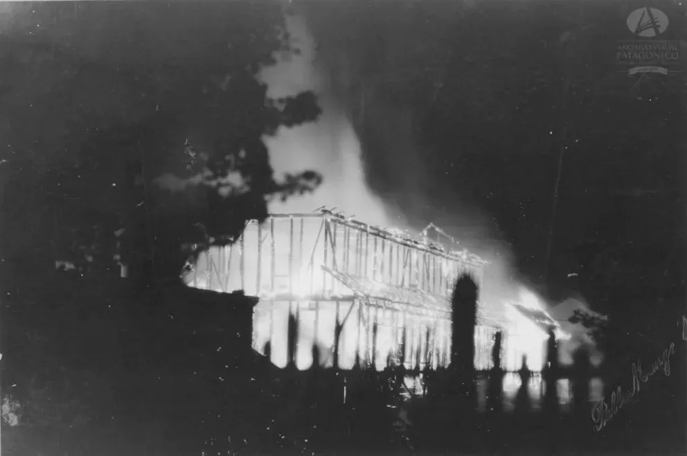 Un incendio en la usina que generaba electricidad dejó a oscuras a Bariloche durante años. Archivo Visual Patagónico.