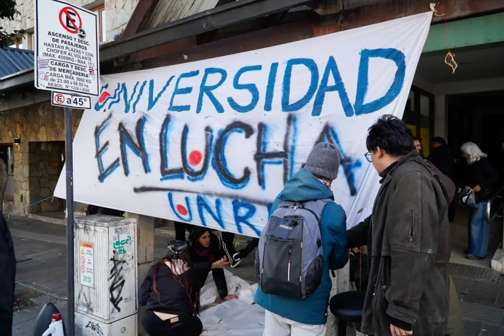 La iniciativa incluyó la colocación de carteles en distintos sectores de la sede. Fotos: Facundo Pardo 