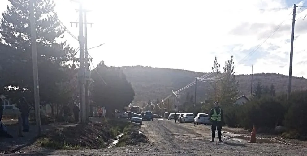 Uno de los accesos al establecimiento educativo cortados por personal policial. 