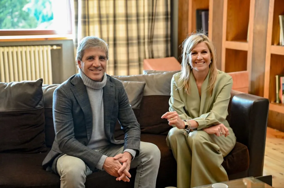 La máxima autoridad de los Países Bajos junto al ministro de economía Luis Caputo. 