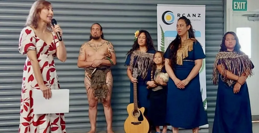 El grupo maorí durante la inauguración. Quien hace uso de la palabra es Stella Orzuza, de la Red de Científicos Argentinos en Nueva Zelanda.