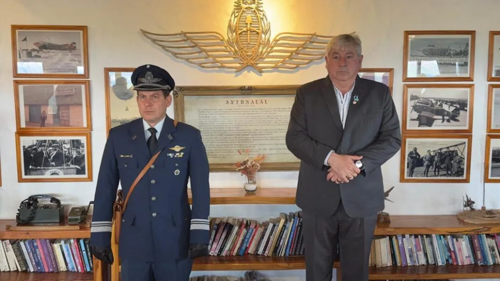 Cortés estuvo presente en el acto por el 44° aniversario  de la Fuerza Aérea, en la Sede Colonia Antumalal de Bariloche.