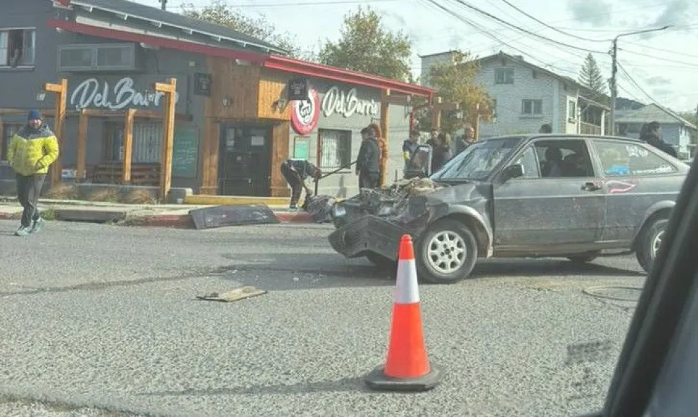 Así quedó el Gol en el que circulaban las mujeres tras chocar con una Toyota Hilux. 