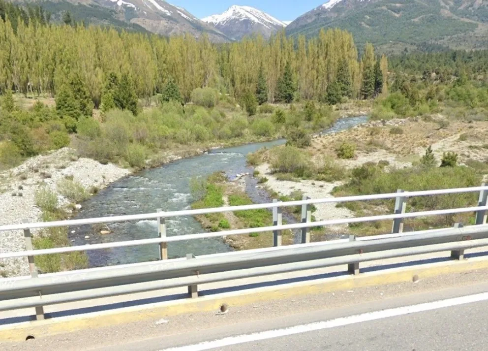 Agentes policiales de la Unidad 42 evitaron que un hombre se arroje desde el puente de Circunvalación, sobre el arroyo Ñireco. 