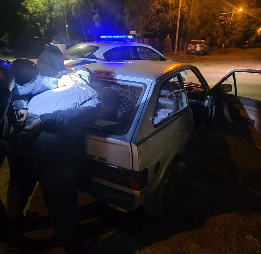Un sujeto le "cruzó" el auto a una persona en el oeste de Bariloche para robarle pero la víctima logró escapar y dar aviso a la policía. 