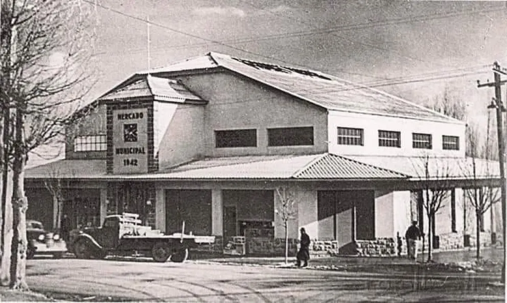 Así lucía la esquina de Moreno y Villegas. Imagen del Archivo Visual Patagónico.