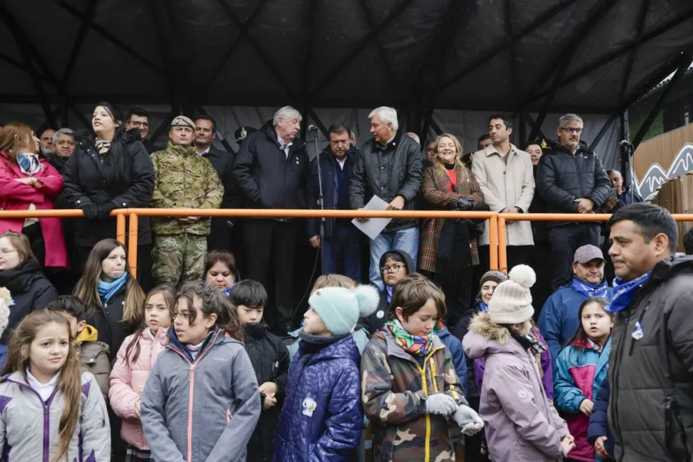 El palco oficial con las autoridades que estuvieron presentes en este nuevo aniversario de la ciudad. Fotos y video de Eugenia Neme.