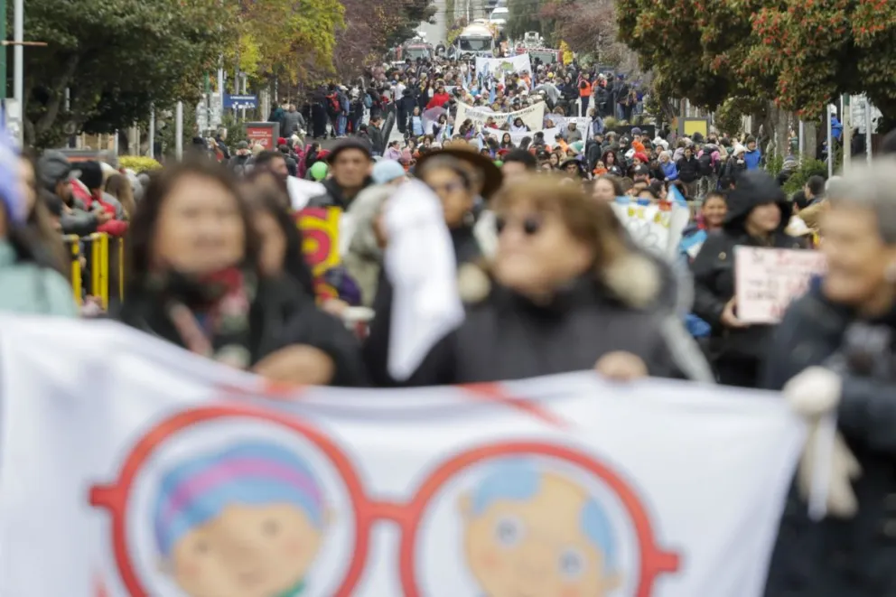 Masivo desfile por el aniversario de Bariloche en calle Mitre. Foto: Eugenia Neme.