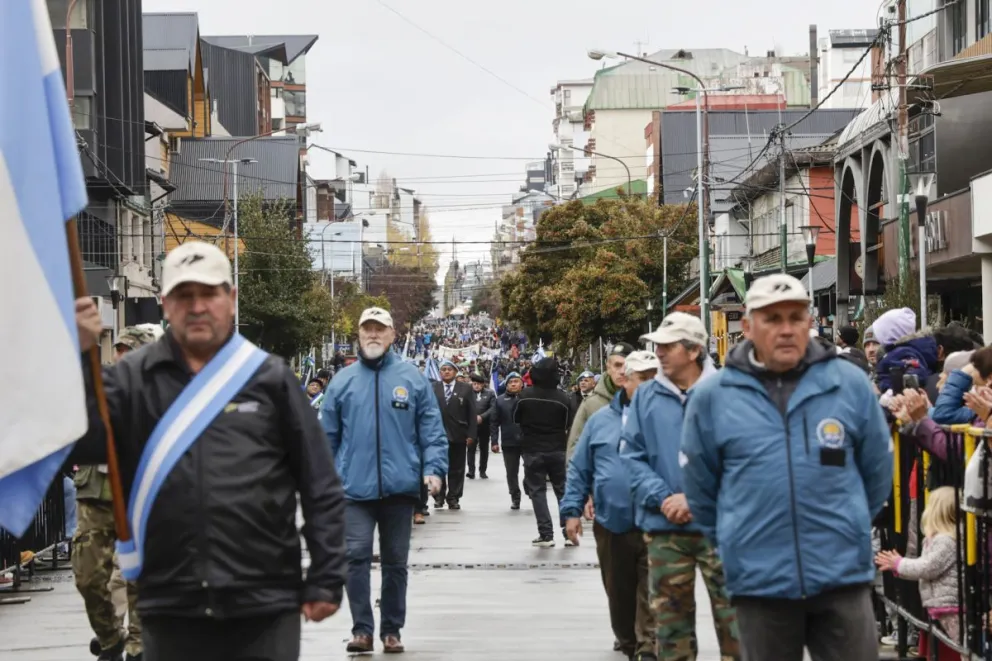 Los veteranos encabezaron el desfile, junto a bomberos voluntarios de la ciudad. Galería de fotos de Eugenia Neme.