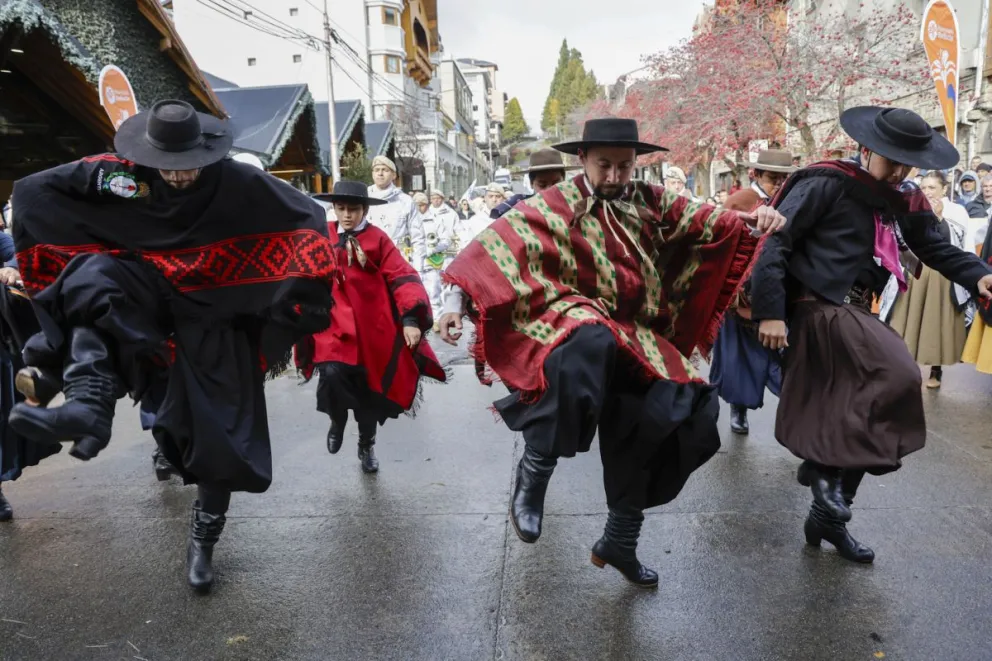 Se viene un nuevo desfile por el 9 de Julio en la arteria principal de Bariloche. Foto; Eugenia Neme