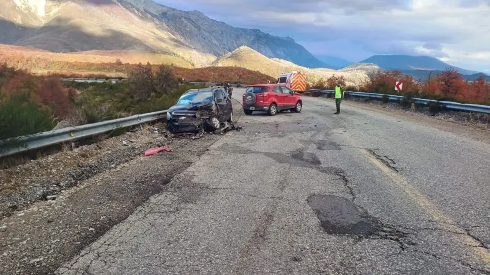 El violento impacto provocó daños materiales y los ocupantes sufrieron golpes menores. Foto Económicas Bariloche.
