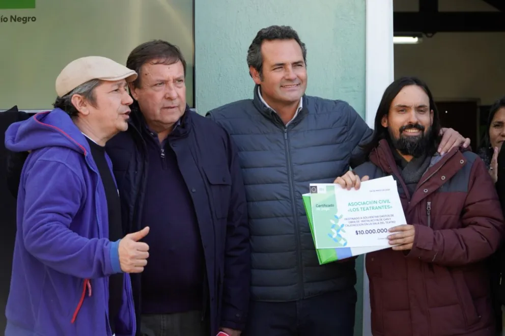 Integrantes de la Asociación Teatrantes junto al gobernador Alberto Weretilnek y el ministro Juan Pablo Muena . Fotos Facundo Pardo