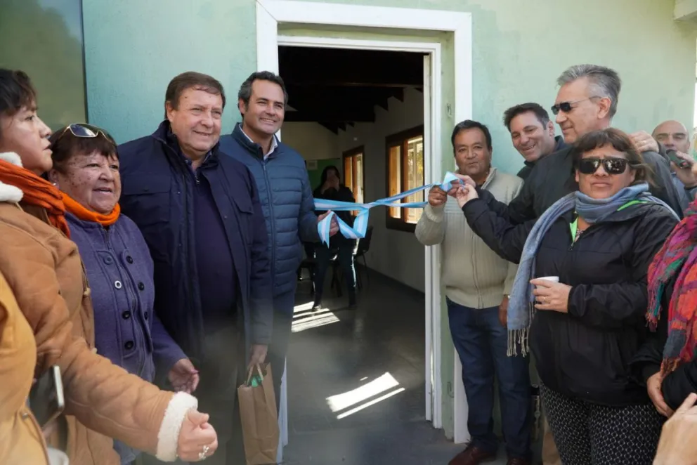 Alberto Weretilnek, Juan Pablo Muena y Maximiliano Iglesias junto a autoridades y referentes locales, en la inauguración de la nueva sede. Fotos Facundo Pardo.