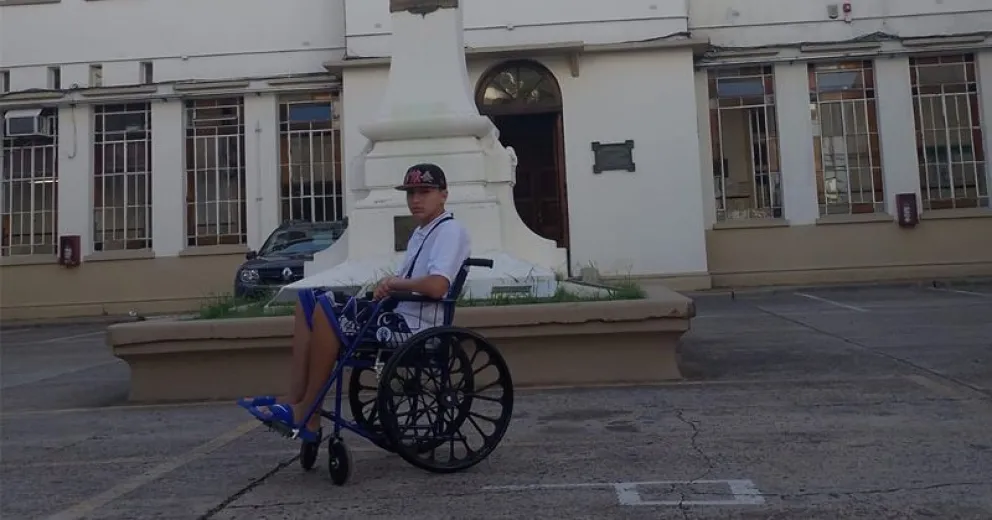 Thomas en el ingreso del Hospital Gutiérrez en Buenos Aires. 