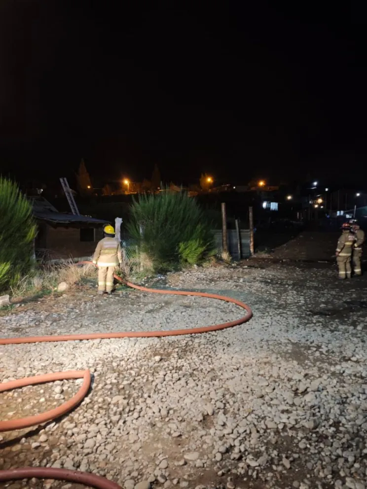 Extinguieron un incendio en una vivienda del barrio 29 de Septiembe, en el Alto de la ciudad. Foto: Bomberos Voluntarios Bariloche