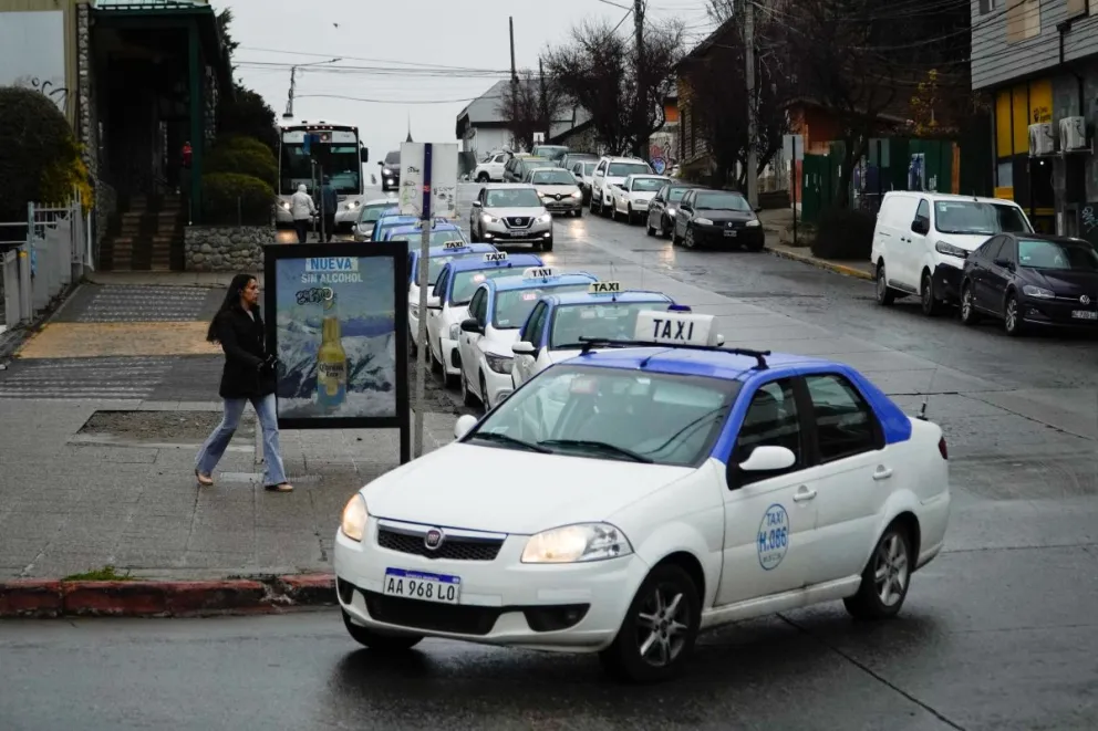 Los taxis en una de las paradas más utilizadas por los vecinos de la ciudad. Foto Facu Pardo 