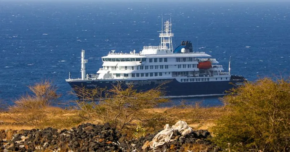 El crucero holandés MV Hondius (atrás), anclado frente a la costa de la ciudad de Praia en la isla de Santiago, Cabo Verde, este lunes 4 de mayo de 2026, después de que tres personas murieran a bordo. EFE/EPA/ELTON MONTEIRO