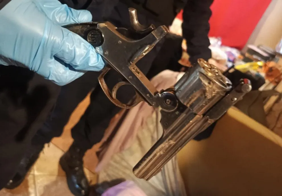 El arma secuestrada en la casa del imputado. Imagen de la Policía de Río Negro.