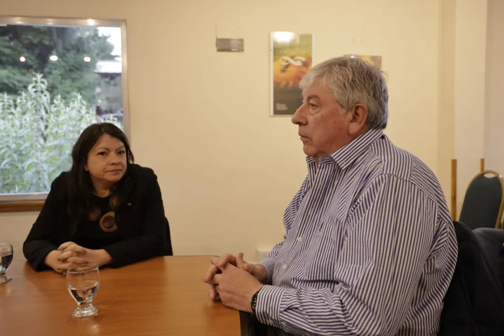 El intendente en la Mesa de diálogo durante la inauguración del nuevo Ecopunto. Foto de Eugenia Neme.
