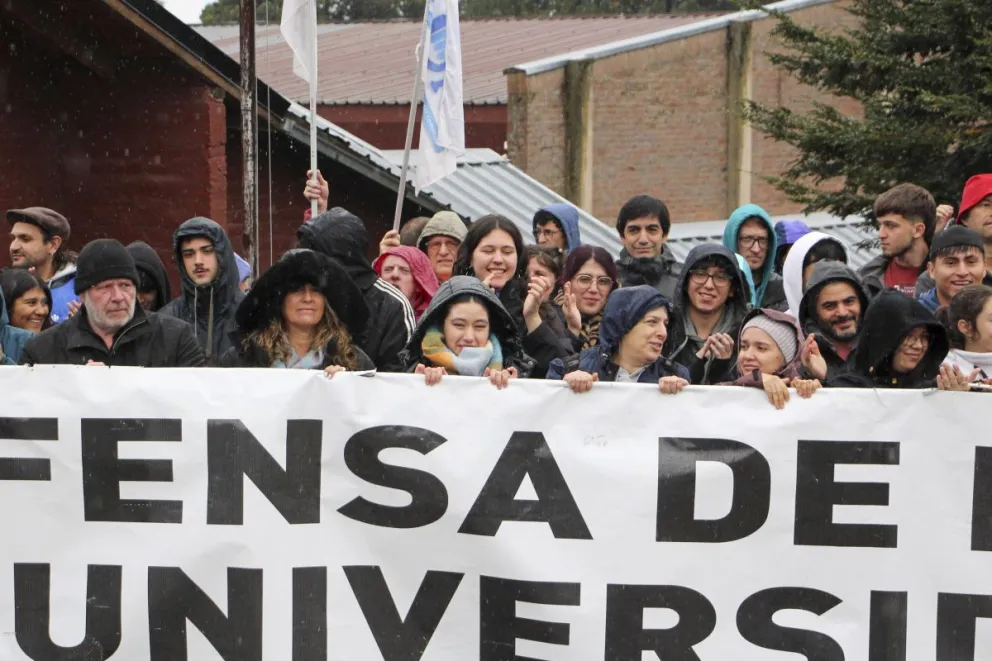 Nuevamente se reunieron para realizar el Abrazo a la defensa de la educación pública. Imágenes gentileza Prensa del Crub.