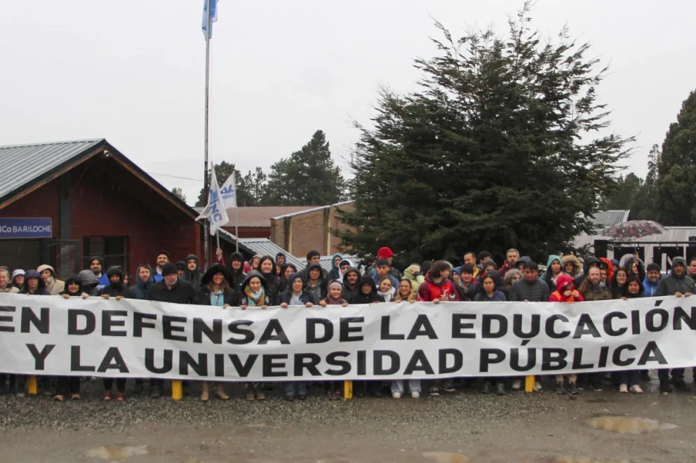 Uno de los reclamos en defensa de la institución. Foto Euge Neme 