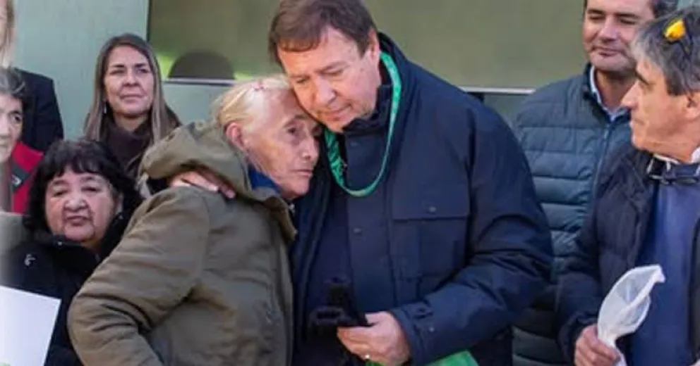 Fue al acto con la simple intención de entregarle un obsequio a la persona que admira. 