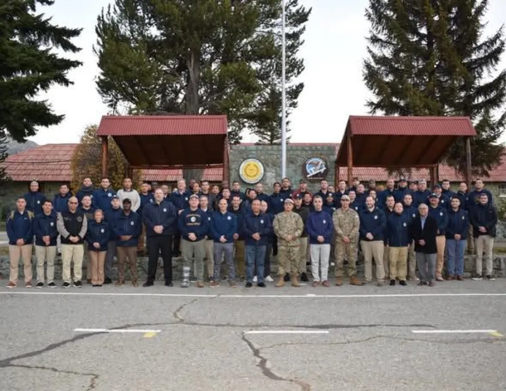 Vinieron a conocer las capacidades de formación en montaña del Ejército Argentino y los desarrollos tecnológicos que se gestan en Bariloche. Imagen de Prensa de la Escuela Militar de Montaña.
