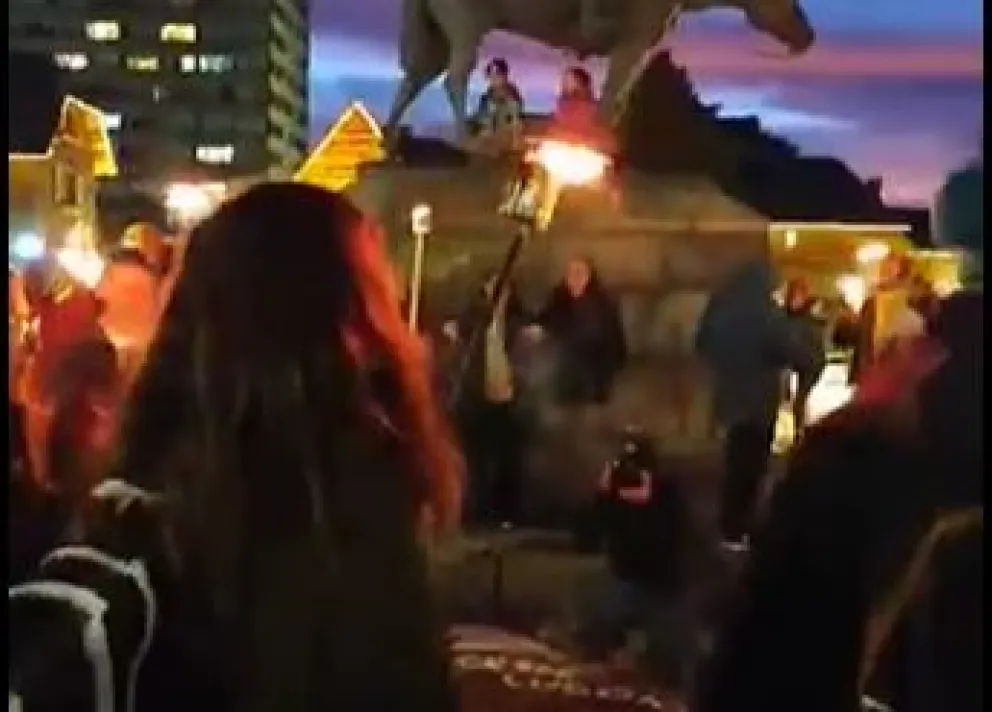 Docentes de Bariloche  marcharon por Mitre y realizaron concentración de antorchas en el Centro Cívico. 