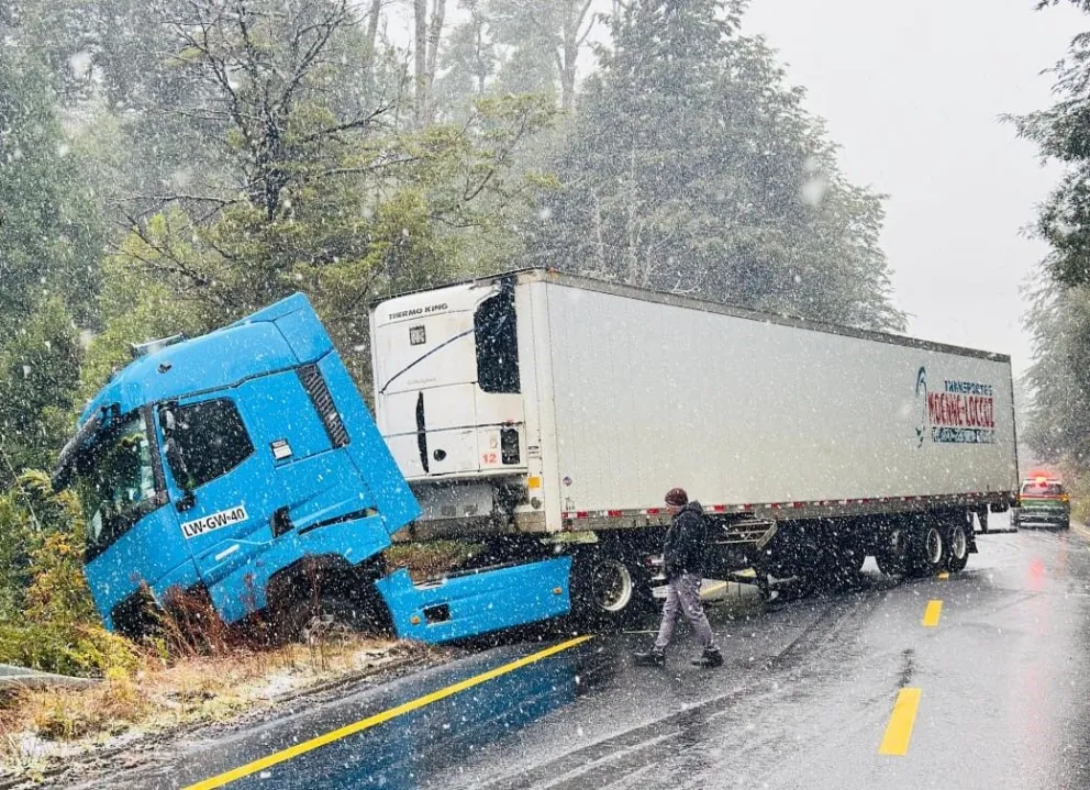 El camión se encuentra en el acceso del lado chileno. 