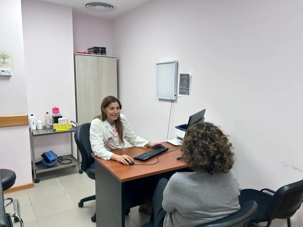 Profesionales que tratan de dar tranquilidad a sus pacientes. Imágenes gentileza.