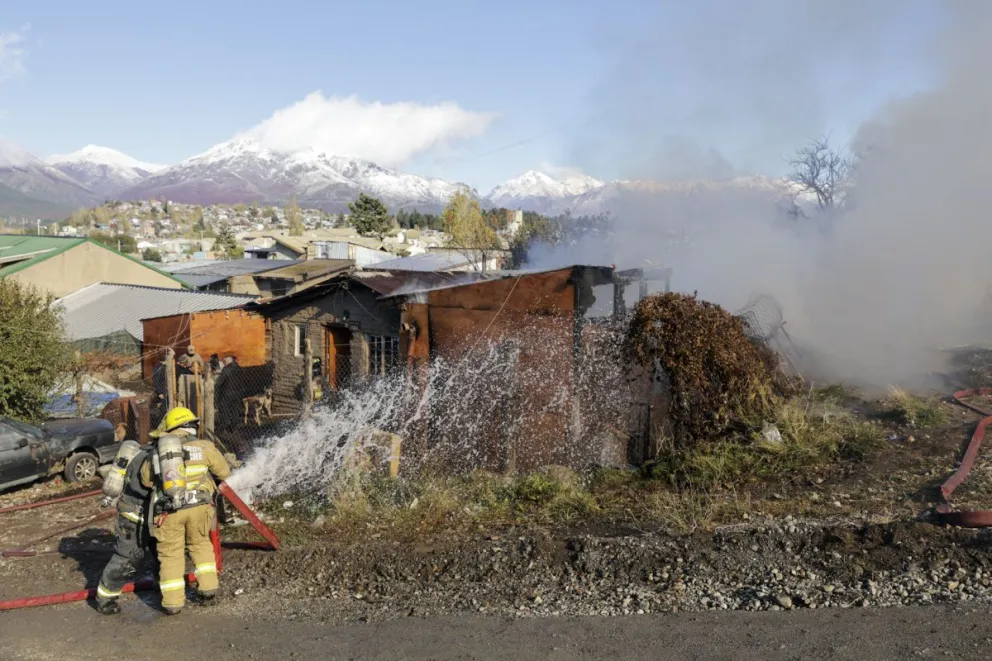Perdidas totales en un incendio de vivienda en el Alto de Bariloche. Fotos; Eugenia Neme