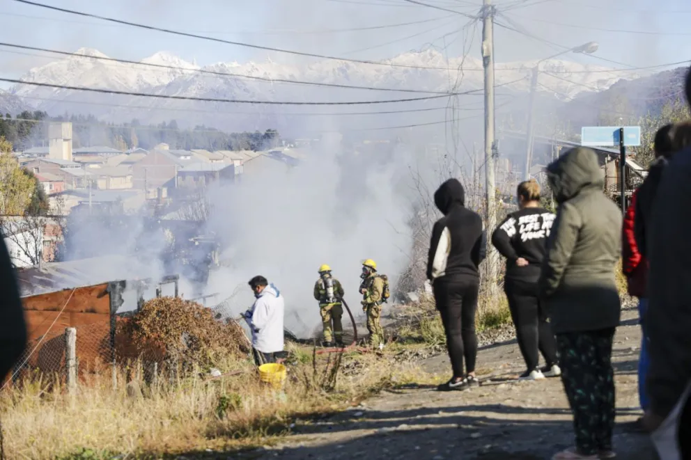 Voraz incendio dejó péridas totales para una familia del barrio Mutisias. Foto: Eugenia Neme. 